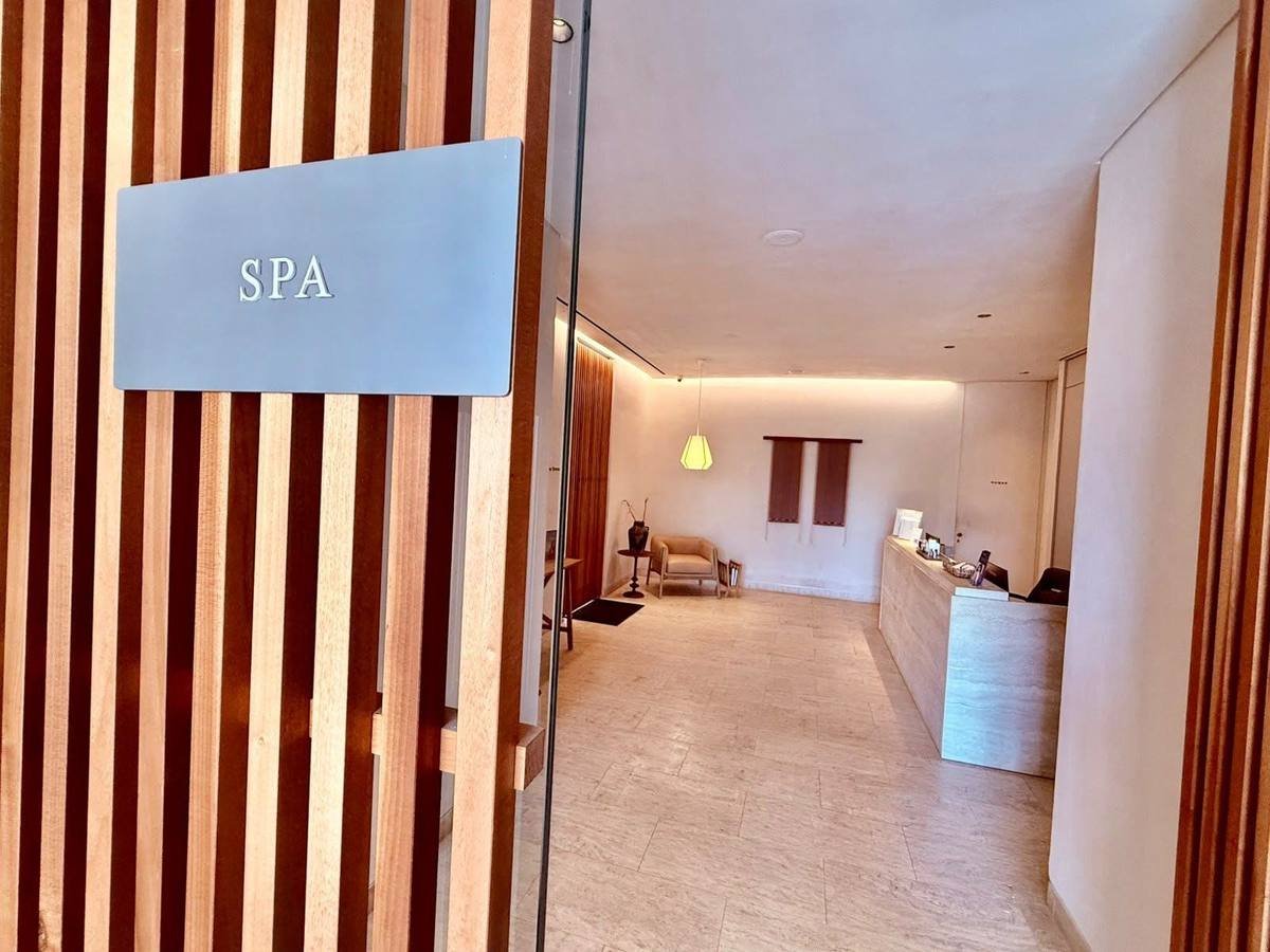 Cabina de masaje de Manoma Spa con celosía de madera