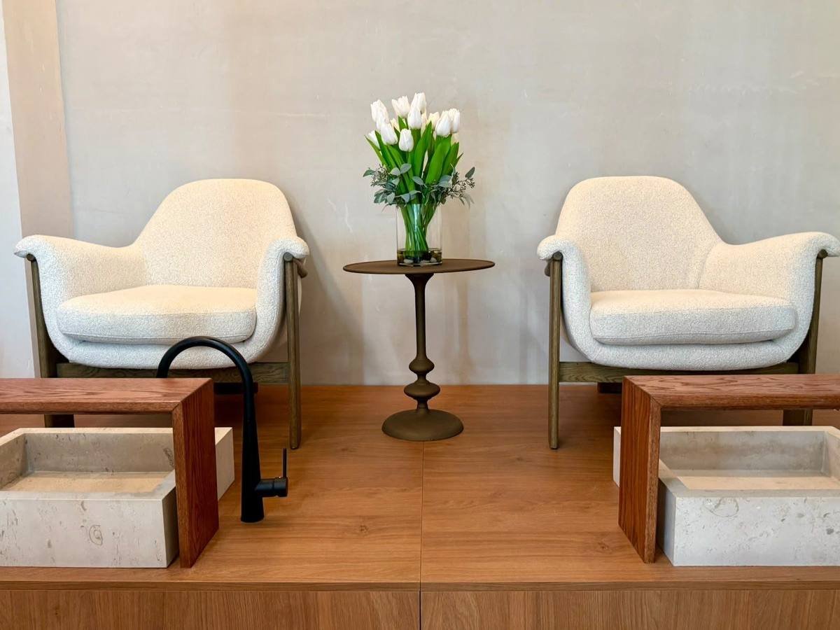 Área de pedicure con sillones blancos