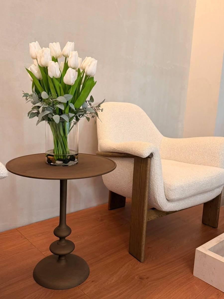 Sillón de espera con arreglo floral