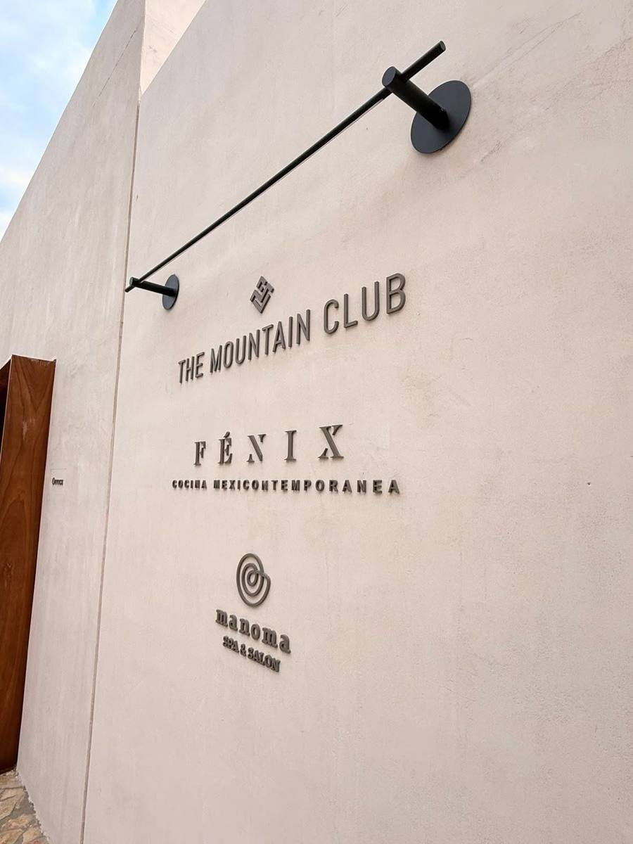 Letrero de The Mountain Club Fénix y Manoma