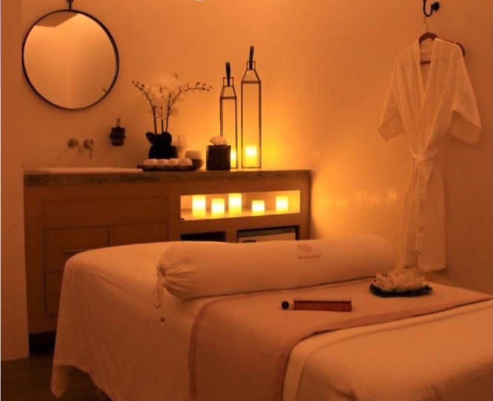 Cabina de masaje de Manoma iluminada con velas